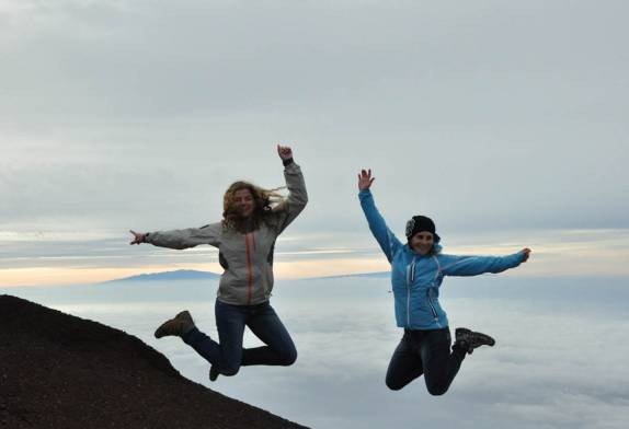 Após o nascer-do-sol, fazendo festa a mais de 3 mil metros de altitude, no cume do vulcão Haleakala, em  Maui, no Havaí